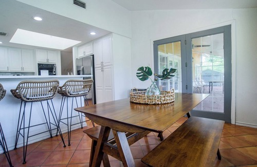 Seguin House | Guadalupe River Oasis-Pool Table-Shuffle Board-5 Bedrooms-Sleeps 12!