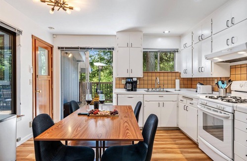 Guerneville House | Guerneville Escape:Contemporary & Magical Vibe!Top of Redwoods! HtTb/WIFI/Pup