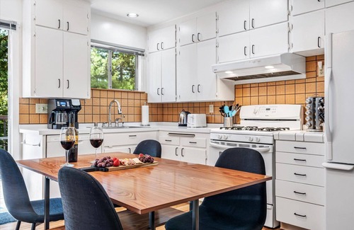 Guerneville House | Guerneville Escape:Contemporary & Magical Vibe!Top of Redwoods! HtTb/WIFI/Pup