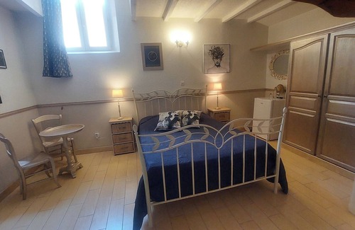 Saint-Sulpice-de-Roumagnac Bed & Breakfast | Guest Rooms 'Le Pré Fleuri 2' with Shared Pool, Shared Terrace and Wi-Fi