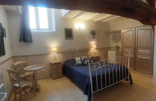 Saint-Sulpice-de-Roumagnac Bed & Breakfast | Guest Rooms 'Le Pré Fleuri 2' with Shared Pool, Shared Terrace and Wi-Fi