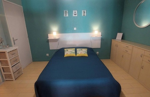 Saint-Sulpice-de-Roumagnac Bed & Breakfast | Guest Rooms 'Le Pré Fleuri 3' with Shared Pool, Shared Terrace and Wi-Fi