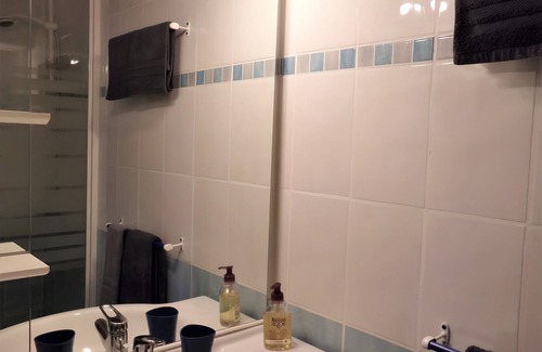 Saint-Sulpice-de-Roumagnac Bed & Breakfast | Guest Rooms 'Le Pré Fleuri 5' with Shared Pool, Communal Terrace and Wi-Fi