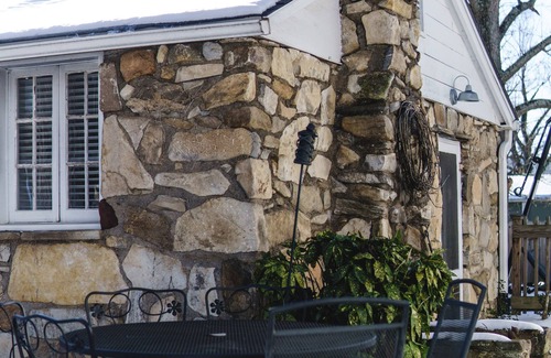 Weaverville Cottage | Guest Cottage in Downtown Weaverville