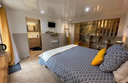 Saint-Michel-Mont-Mercure Bed & Breakfast | Guest Room 'Chambre Hortensias 6min Puy Du Fou' with Shared Garden and Wi-Fi