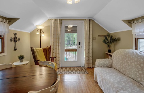New Bloomfield Apartment | Guest house above garage in the countryside