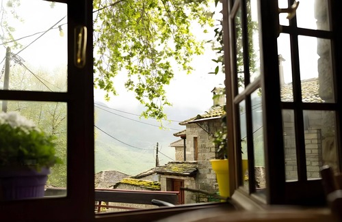 Pyrsogianni House | Guest House 'Armoloi Room 4' with Mountain View, Shared Terrace and Wi-Fi