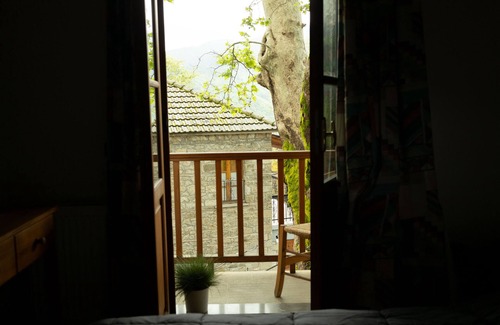 Pyrsogianni House | Guest House 'Armoloi Room 4' with Mountain View, Shared Terrace and Wi-Fi