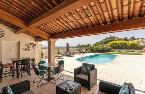 Crillon-le-Brave Apartment | Guest House 'Chambre De La Reine' with Mountain View, Wi-Fi and Air Conditioning