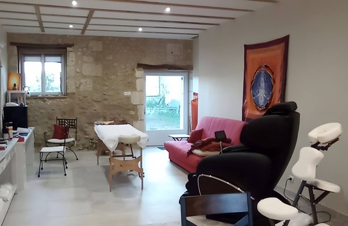 Riberac Bed & Breakfast | Guest House 'Chambre C' with Shared Pool, Wi-Fi and Air Conditioning
