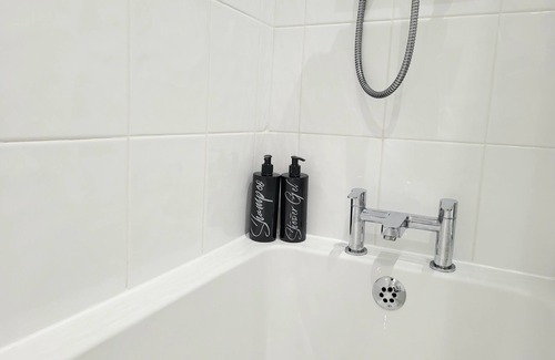 Northampton House | Guest House-close to all Amenities