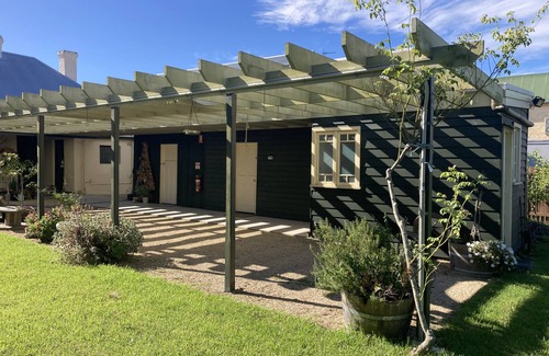 Dungog Cottage | Guest House - Heart of Dungog CBD with a fabulous view