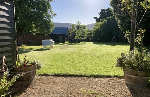 Dungog Cottage | Guest House - Heart of Dungog CBD with a fabulous view
