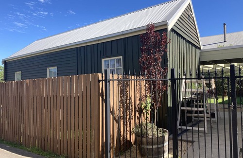 Dungog Cottage | Guest House - Heart of Dungog CBD with a fabulous view
