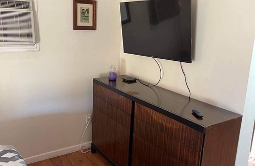 Marianna Cabin | Guest House on Herring Ave