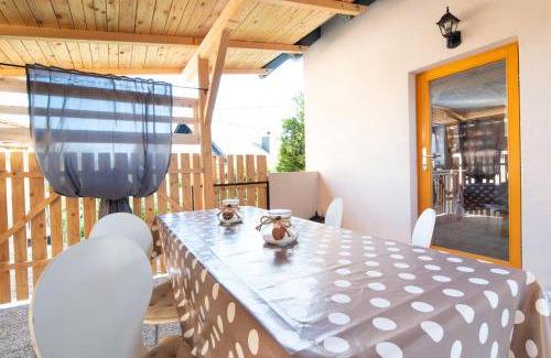 Zirovnica Apartment | Guest House Pr' Čut