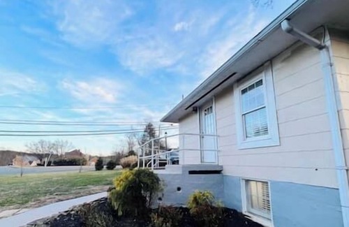 Fairfax House | Guest House - Safe & Quiet Near DC