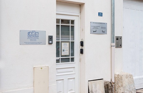 Chantilly Apartment | Guest House Saint-Laurent. 1BDR King size /1 BTHR /1 Terracen