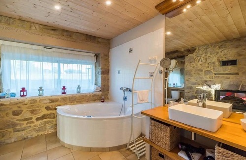 Tonquedec House | Guest House 'Suite Hermine, 38m2 Rez De Jardin' with Shared Garden and Wi-Fi