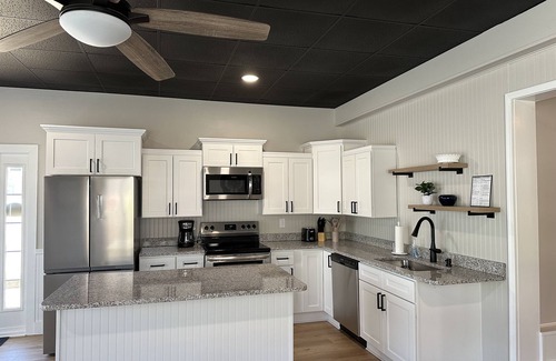 Hannibal Cottage | Guest House with a River View, located downtown Hannibal, MO—- No Cleaning Fee
