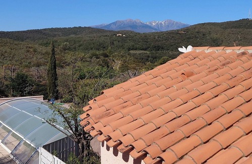 Llauro House | Guest house with swimming pool and panoramic view