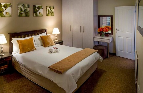 Humewood Bed & Breakfast | Guest Lodge, double bed and sofa bed max 4 guests, near Port Elizabeth