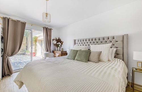 Saint-Christoly-Medoc Bed & Breakfast | Guest Room L’Olivier – Comfort & Privacy at Patio du Port