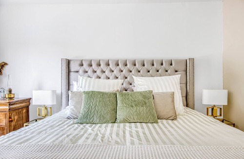 Saint-Christoly-Medoc Bed & Breakfast | Guest Room L’Olivier – Comfort & Privacy at Patio du Port