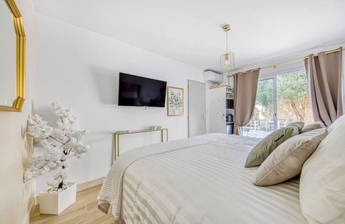 Saint-Christoly-Medoc Bed & Breakfast | Guest Room L’Olivier – Comfort & Privacy at Patio du Port