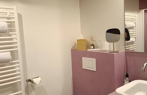 Beaumont-sur-Grosne Bed & Breakfast | Guest Room "Chambre Chocolat" with Shared Pool, Shared Terrace and Wi-Fi
