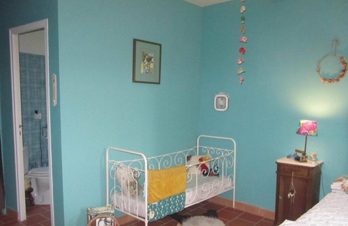 Mouzieys-Panens Bed & Breakfast | Guest Room 'La Grange Aux Livres' with Shared Garden and Wi-Fi