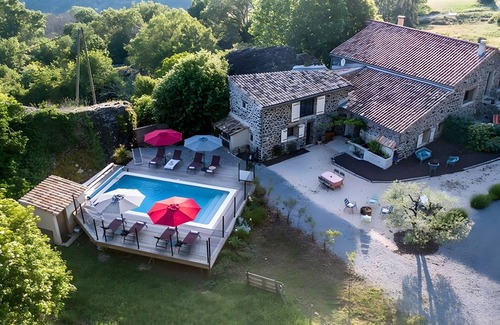 Saint-Pons Bed & Breakfast | Guest Room 'La Grange 2' with Mountain View, Shared Pool and Wi-Fi