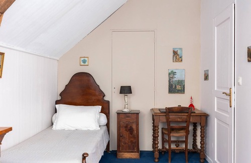 Clere-les-Pins Bed & Breakfast | Guest Room 'Le Clocher' with Shared Garden and Wi-Fi