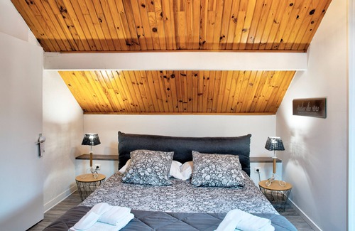 Mouleydier Bed & Breakfast | Guest Room Les Tuilières with Private Pool and Air Conditioning in Dordogne