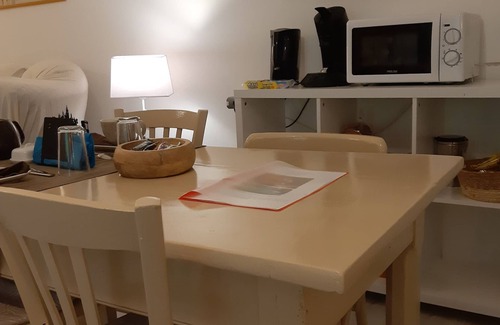 Trelissac Bed & Breakfast | Guest Room 'Suite Maraval Chez l'Habitant' with Private Terrace, Wi-Fi and Air Conditioning