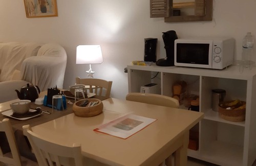 Trelissac Bed & Breakfast | Guest Room 'Suite Maraval Chez l'Habitant' with Private Terrace, Wi-Fi and Air Conditioning