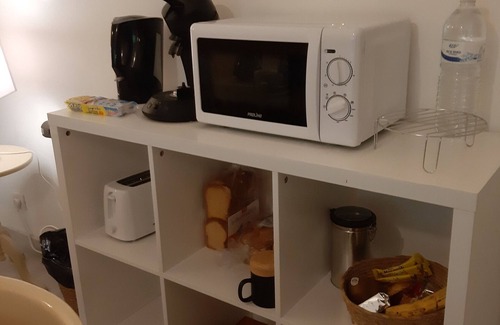 Trelissac Bed & Breakfast | Guest Room 'Suite Maraval Chez l'Habitant' with Private Terrace, Wi-Fi and Air Conditioning
