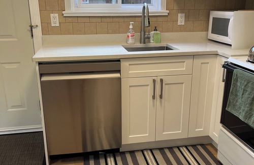 Coquitlam House | Guest Suite 2 beds Coquitlam Centre Mall -10min walk to Skytrain/Mall