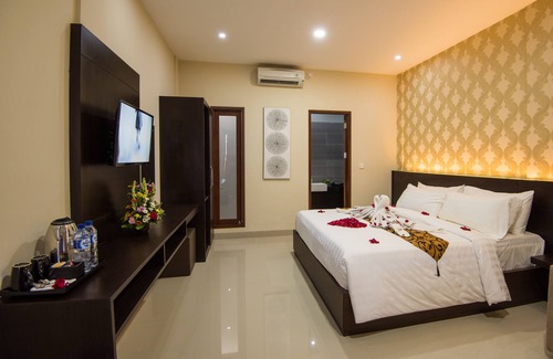 Nakula House | Guest suite at Bisma House, with pool in Legian