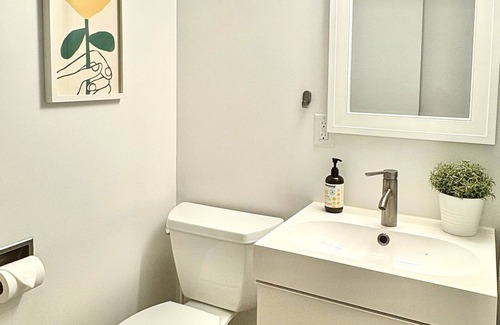 Kitsilano House | Guest suite in Kitsilano - Walking distance to beaches & shops.