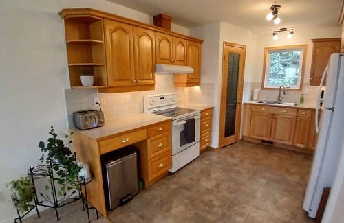 Lethbridge County House | Guest suite near Lethbridge with attached garage for you to use