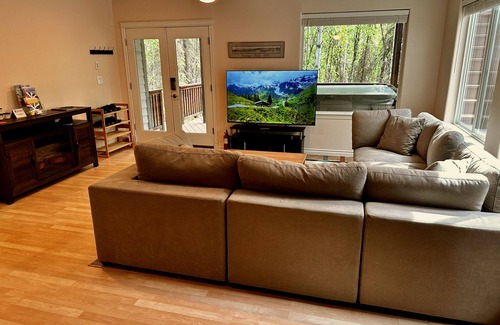 Eagle River Apartment | Guest Suite with Hot Tub - Edge of the Wild