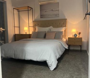 Westmeadows Apartment | Guest Suite with Private Entry- 6 mins to Airport
