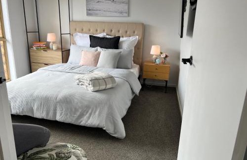 Westmeadows Apartment | Guest Suite with Private Entry- 6 mins to Airport
