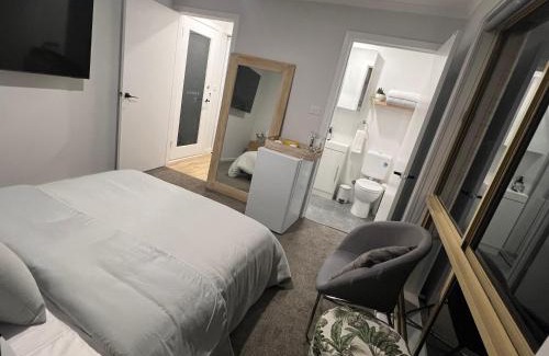 Westmeadows Apartment | Guest Suite with Private Entry- 6 mins to Airport