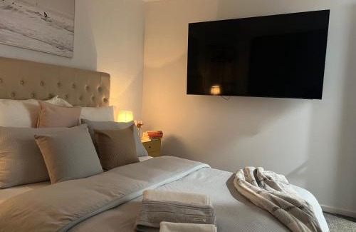 Westmeadows Apartment | Guest Suite with Private Entry- 6 mins to Airport