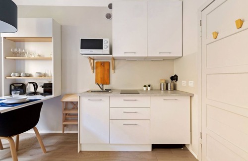Chinatown Apartment | GuestHost - Simplon & Garibaldi Comfy Studio