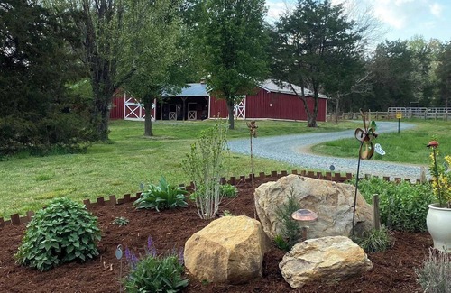 Chapel Hill House | Guesthouse at High Spirits Farm 3-bed 2-bath