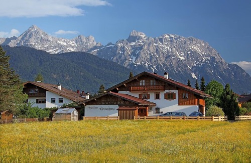 Kruen Apartment | Guesthouse Christophorus - apartment "Edelweiß" with Mountain View, Private Garden & Wi-Fi