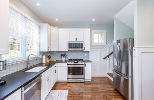 Weaverville Cottage | Guesthouse, downtown Weaverville 2 blocks from Main St.